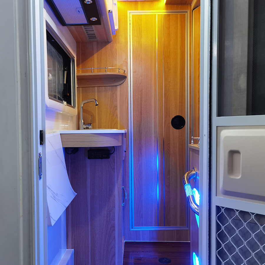 福特新全順小額頭C型房車1 福特新全順小額頭C型房車1